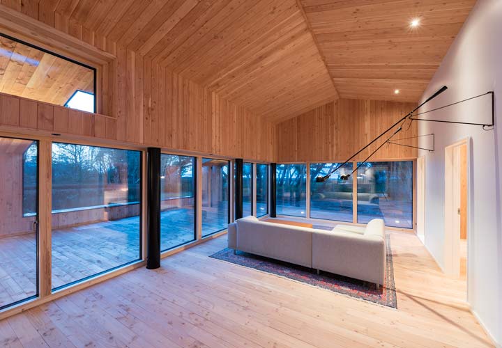 Inside the Treldehuset by CEBRA architecture. A white finish, concrete and sheathing of Douglas fir resonate with the outside.